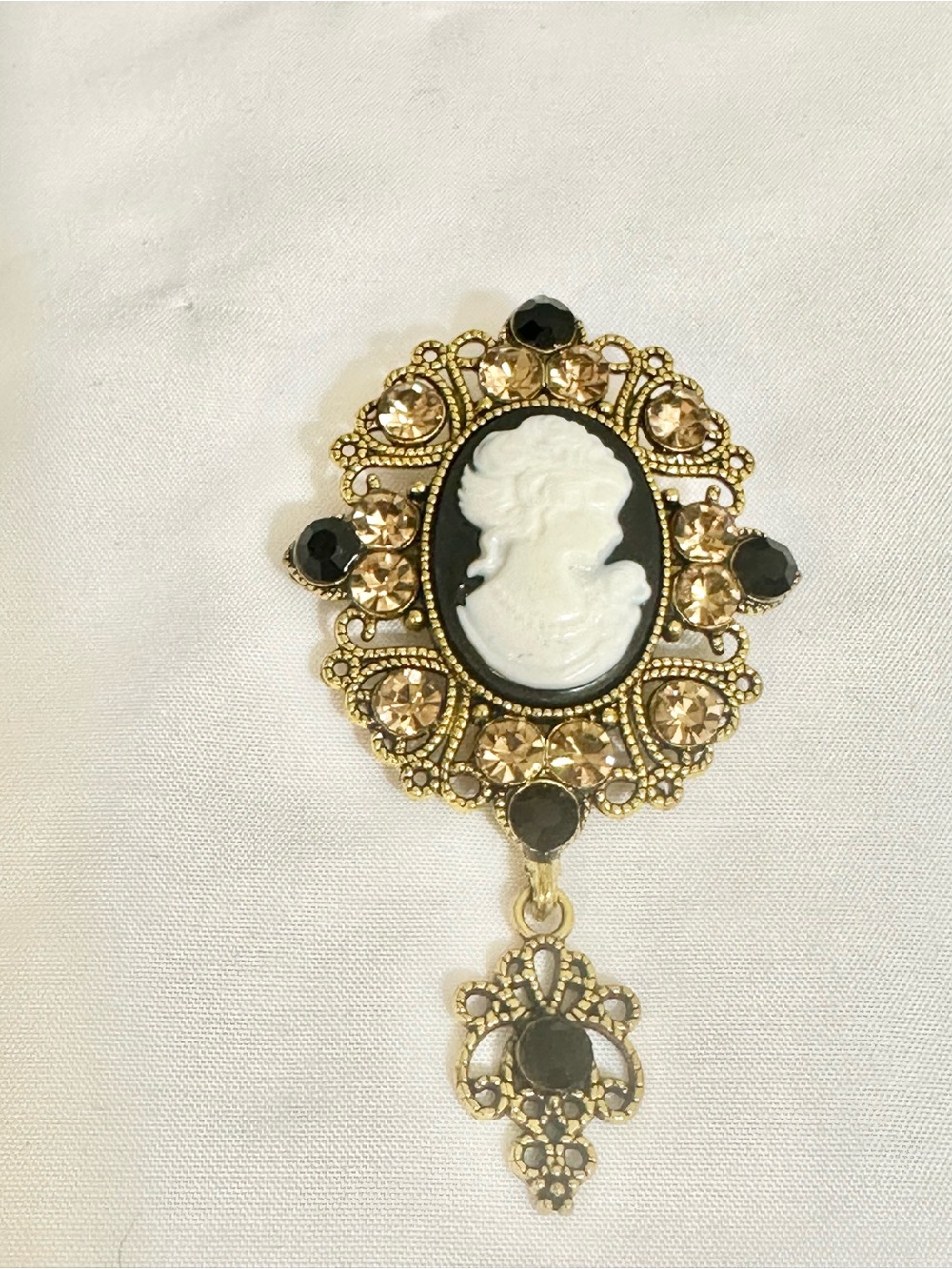 Vintage-Inspired Black and Gold Cameo Brooch Pendant - Classic Women's Jewelry